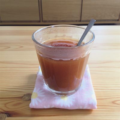 しょうが紅茶は粉末生姜パウダーが沈むのでかき混ぜながら飲む