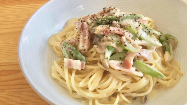 無印良品の白磁多様鉢にクリームパスタを盛り付けた様子