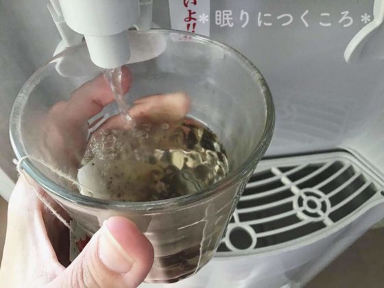 業務スーパーの生姜紅茶にお湯を注ぐ