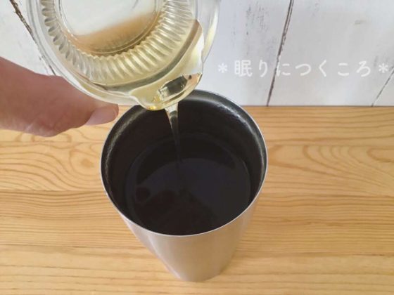 うがい用の紅茶に蜂蜜を入れる