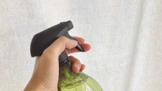 ファブリーズナチュリスのレモングラス&ジンジャーをカーテンに吹き付ける様子