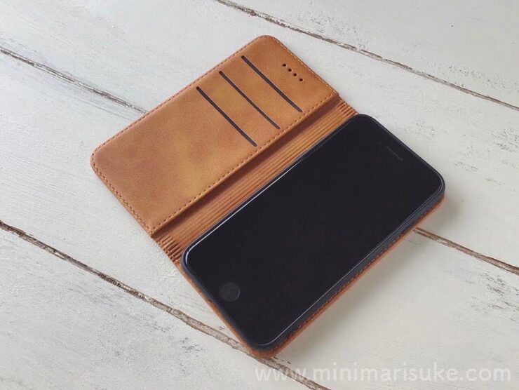 HARUROのPUレザー手帳型スマホケースとiPhoneSE(第2世代)
