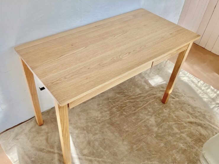 安定感のある無印良品のオーク材木製デスク引き出し付き