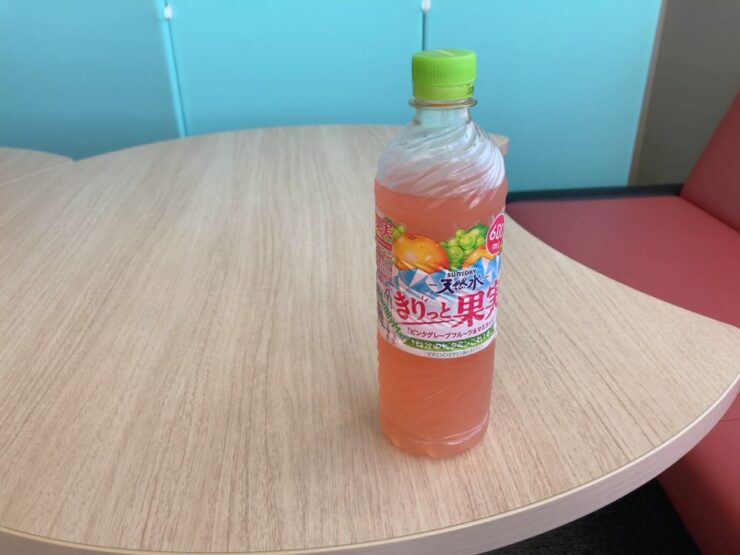 さっぱりと美味しくて入院中よく飲んでいた天然水のきりっと果実ピンクグレープフルーツ