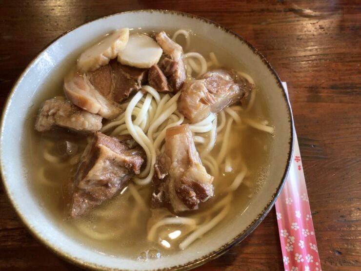 沖縄市安慶田にある沖縄そば店「根夢」のミックスそば大ねぎ抜き