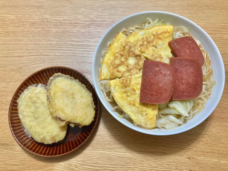 ポークと卵焼き、野菜炒めをトッピングした沖縄そばとさつまいも天ぷら