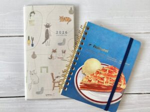 2026年版ミドリのポケットダイアリースリム猫柄とロルバーンポケット付きMメモアメリカンスイーツのアップルパイ