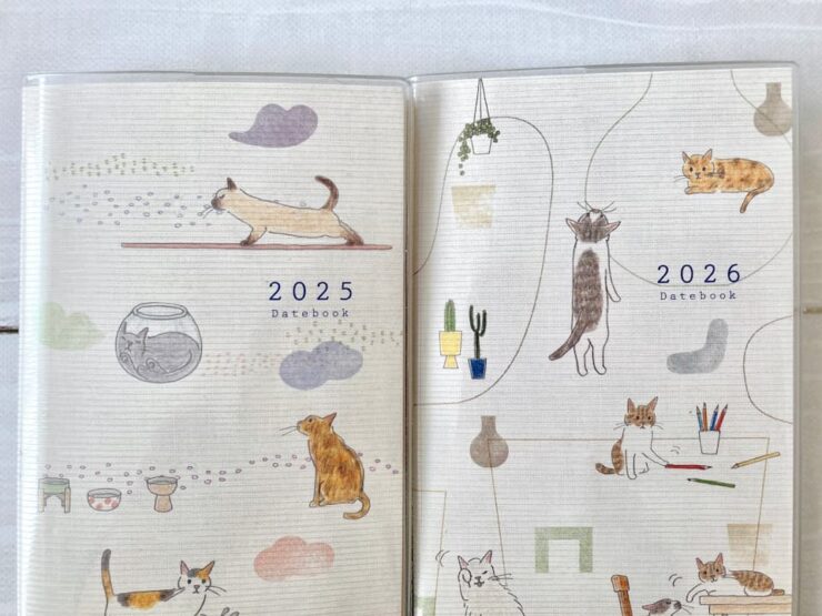 2025年版と2026年版ミドリのポケットダイアリースリム猫柄比較