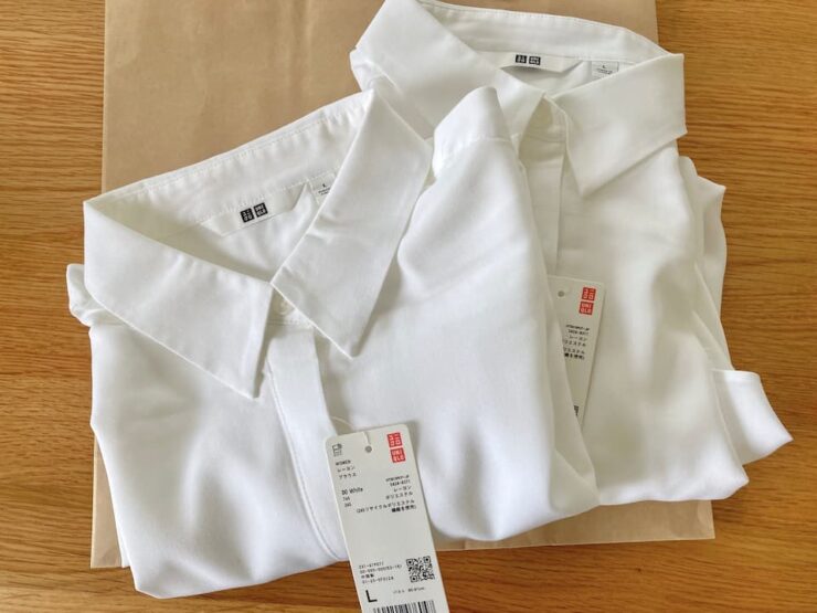 ユニクロのレーヨンブラウス長袖白シャツを2着購入