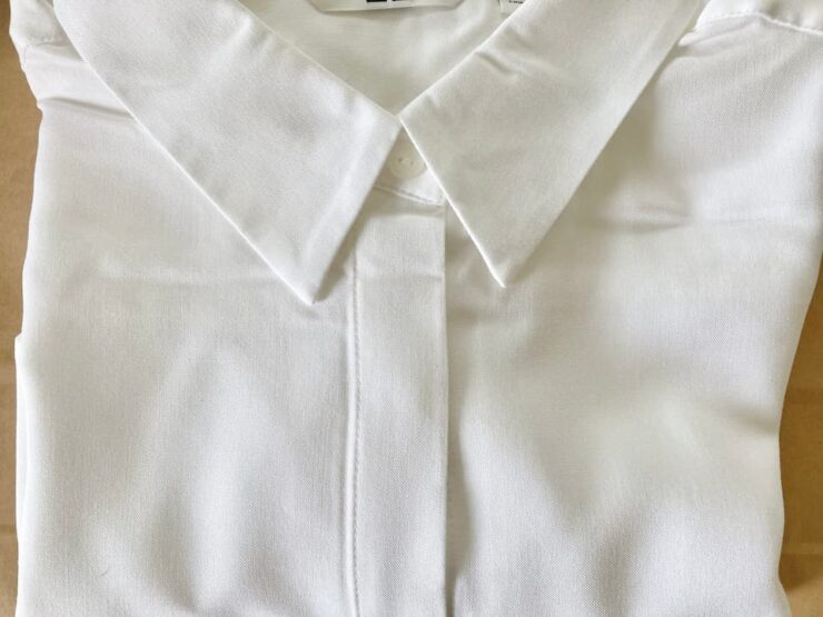 ボタンが隠れるデザインでクリーンな印象のユニクロのレーヨンブラウス長袖白シャツ
