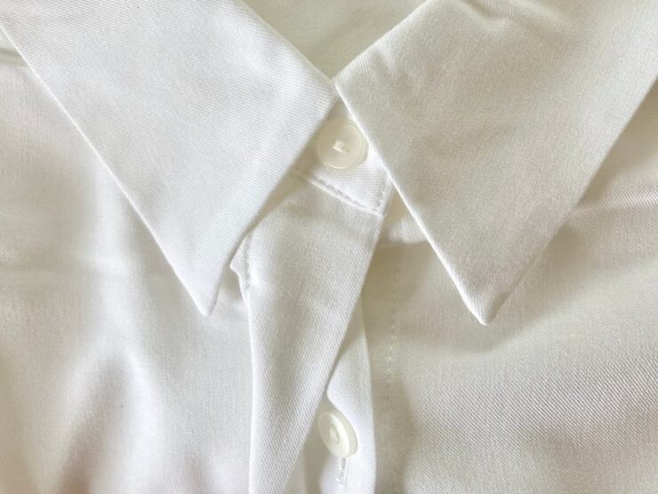 ボタンが隠れるユニクロのレーヨンブラウス長袖白シャツ