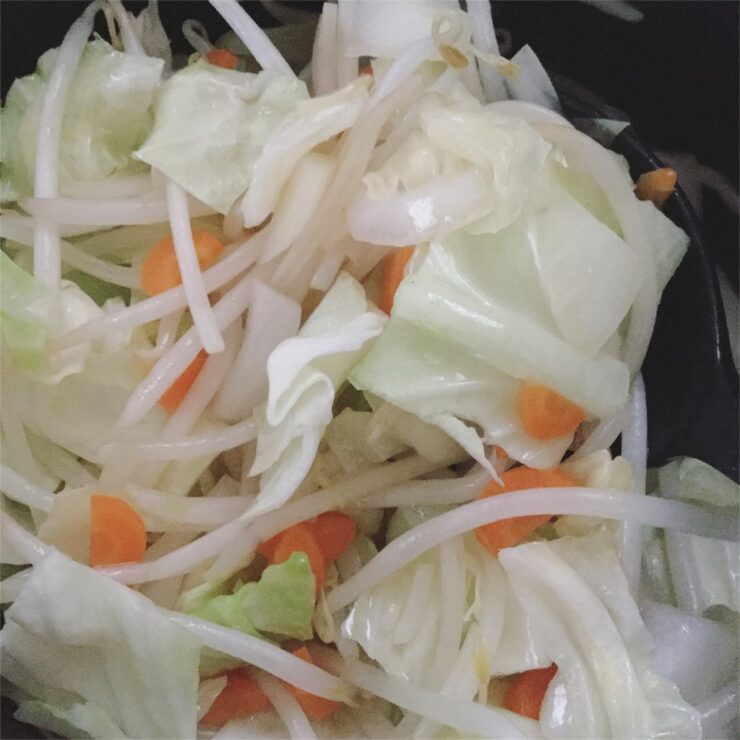 野菜たっぷりで健康的な具沢山の沖縄風味噌汁